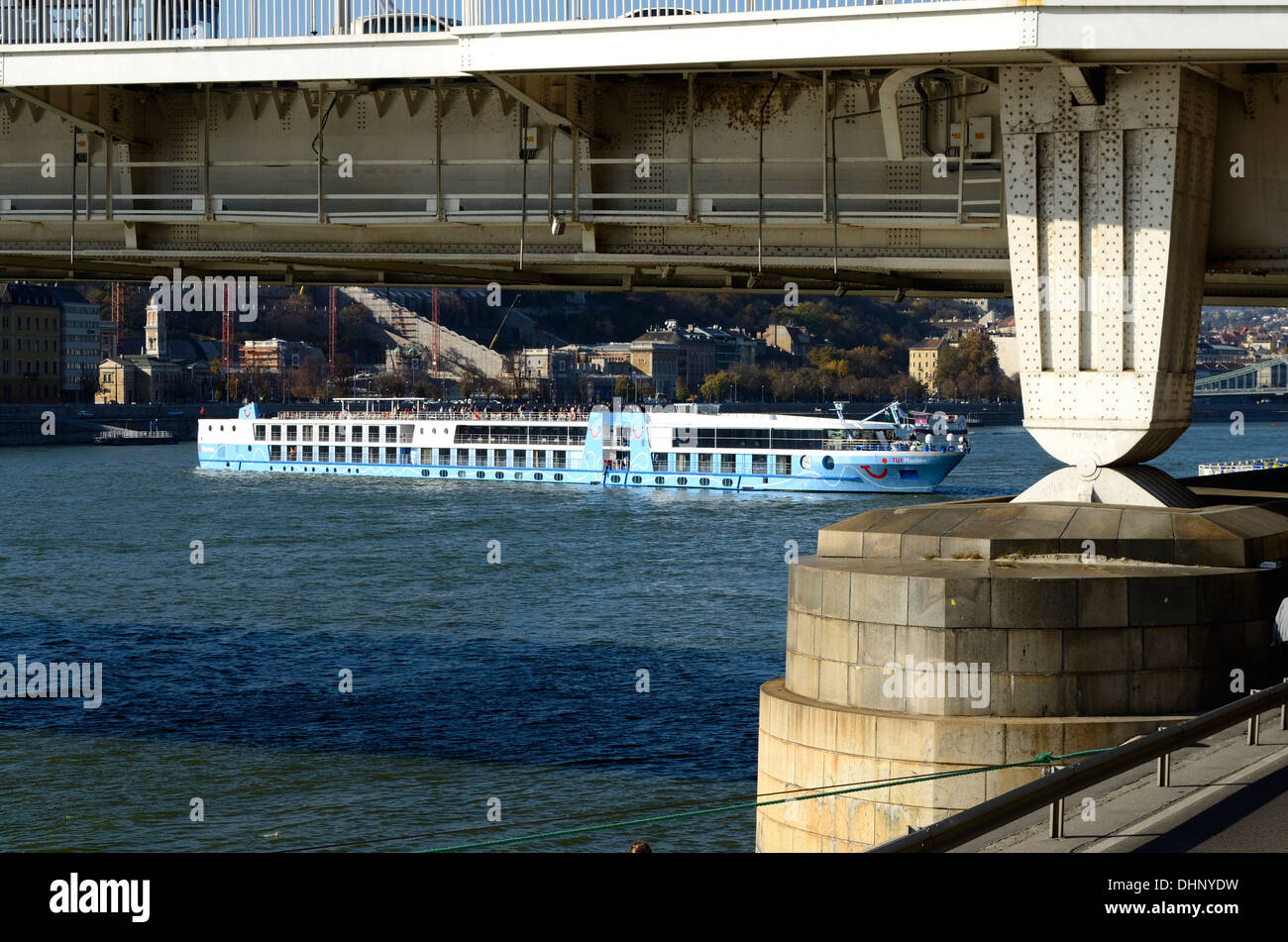 Budapest Ungarn Elizabeth Brücke Hotelschiff bereitet andocken Stockfoto
