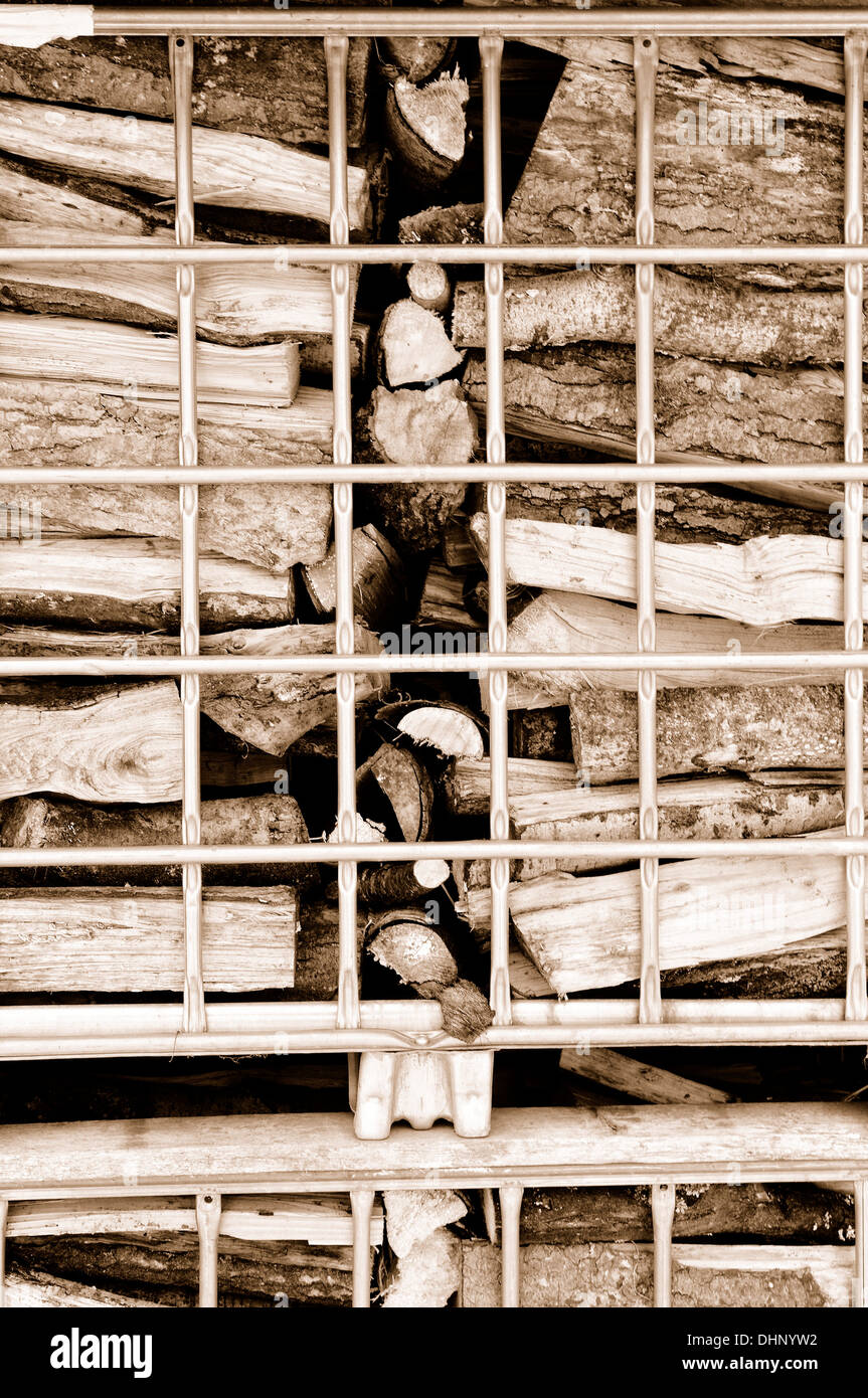 Brennholz in Paletten-Gitter-sepia Stockfoto