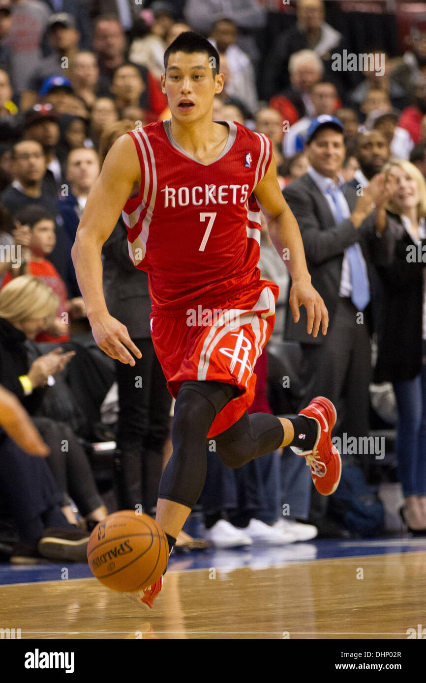 13. November 2013: Houston Rockets point Guard Jeremy Lin (7) bringt den Ball auf das Gericht während des NBA-Spiels zwischen den Houston Rockets und die Philadelphia 76ers im Wells Fargo Center in Philadelphia, Pennsylvania. Die 76ers gewinnen 123-117 in Überstunden. (Christopher Szagola/Cal Sport Media) Stockfoto