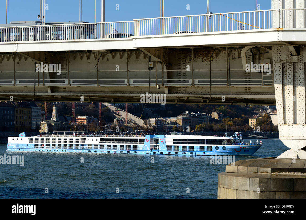 Budapest Ungarn Elizabeth Brücke Hotelschiff bereitet sich andocken Stockfoto