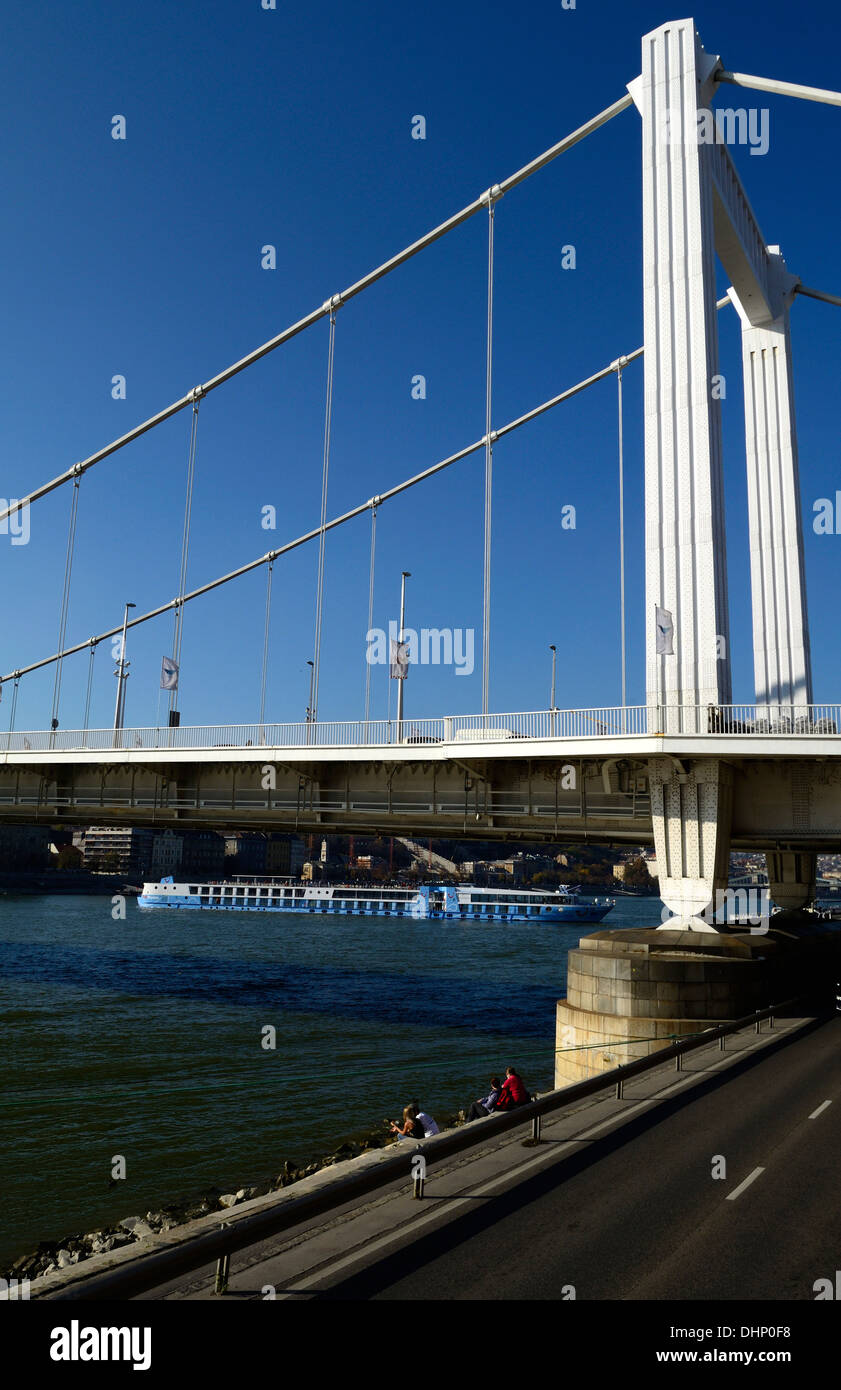 Budapest Ungarn Elizabeth Brücke Hotelschiff bereitet andocken Stockfoto