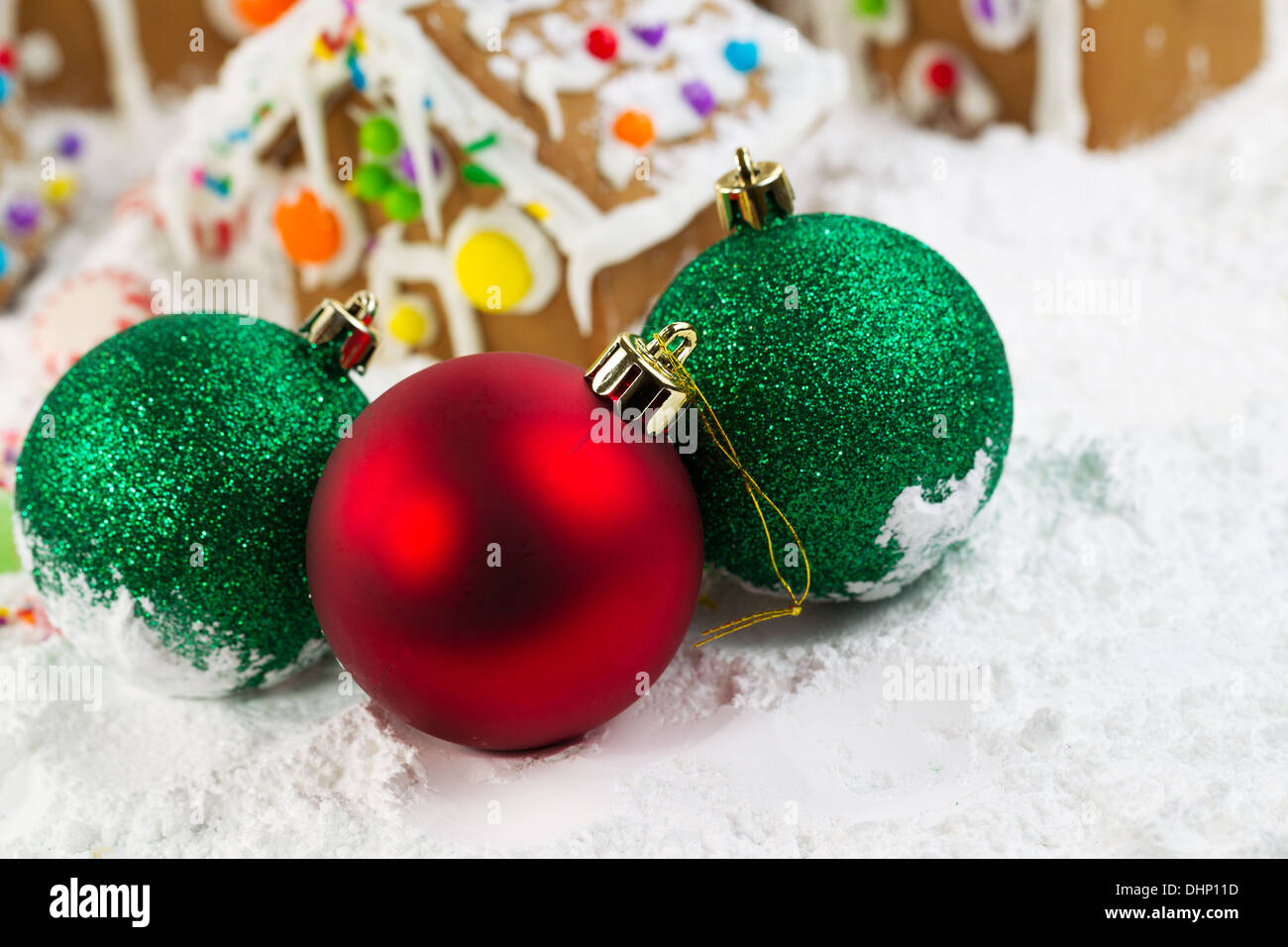 Closeup horizontale Foto von Weihnachtsschmuck mit Lebkuchenhäuser, umgeben von Pulverschnee im Hintergrund Stockfoto