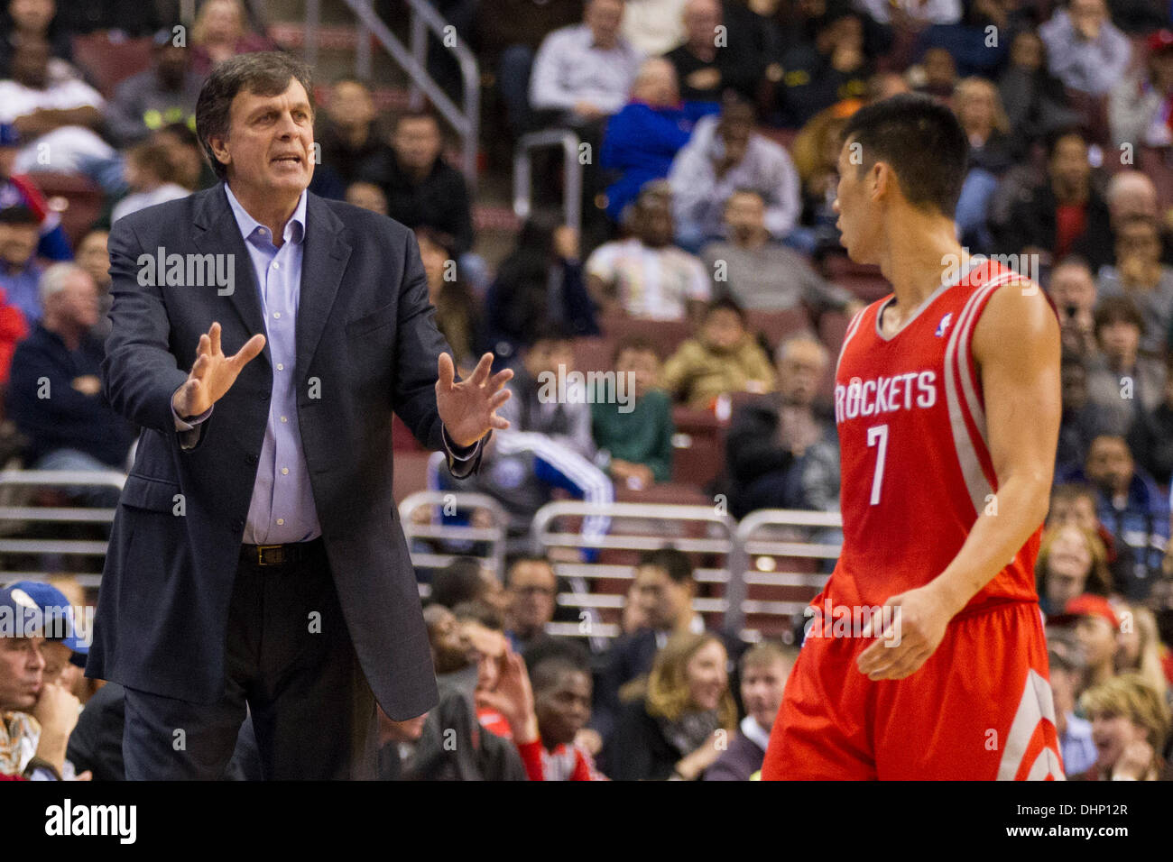 13. November 2013: Houston Rockets Cheftrainer Kevin McHale Gespräche mit Point Guard Jeremy Lin (7) während der NBA-Spiel zwischen den Houston Rockets und die Philadelphia 76ers im Wells Fargo Center in Philadelphia, Pennsylvania. Die 76ers gewinnen 123-117 in Überstunden. (Christopher Szagola/Cal Sport Media) Stockfoto