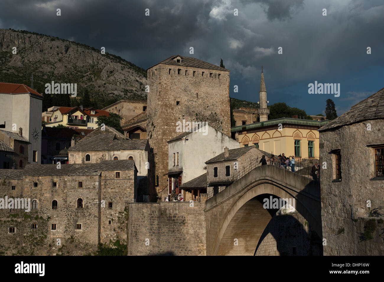 Die schöne alte (nach dem Krieg wieder aufgebaut wurde) Mostar Brücke. Stockfoto