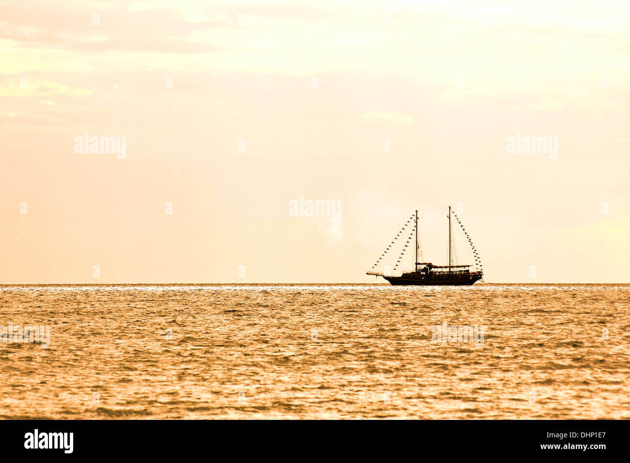 Boot-Silhouette bei Sonnenuntergang im Meer Stockfoto