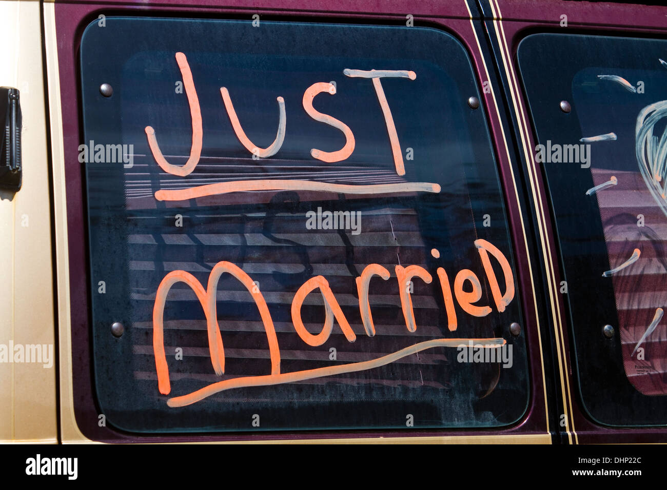 Just Married Ankündigung geschrieben am Autofenster während auf Hochzeitsreise Stockfoto