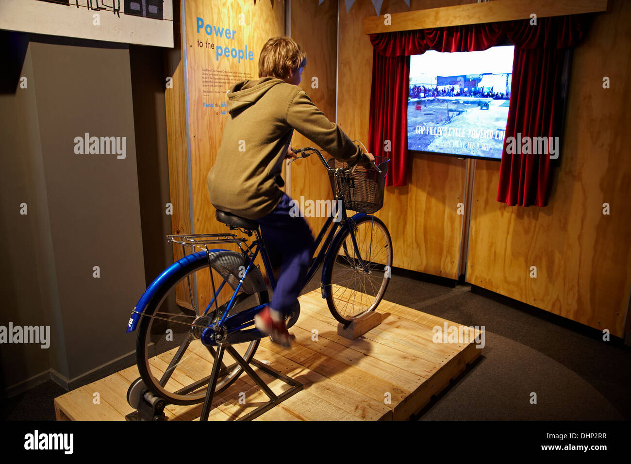 Fahrrad erzeugen Strom für tv anzuzeigen, Quake City Erdbeben Display, Christchurch, Canterbury, Südinsel, Neuseeland Stockfoto