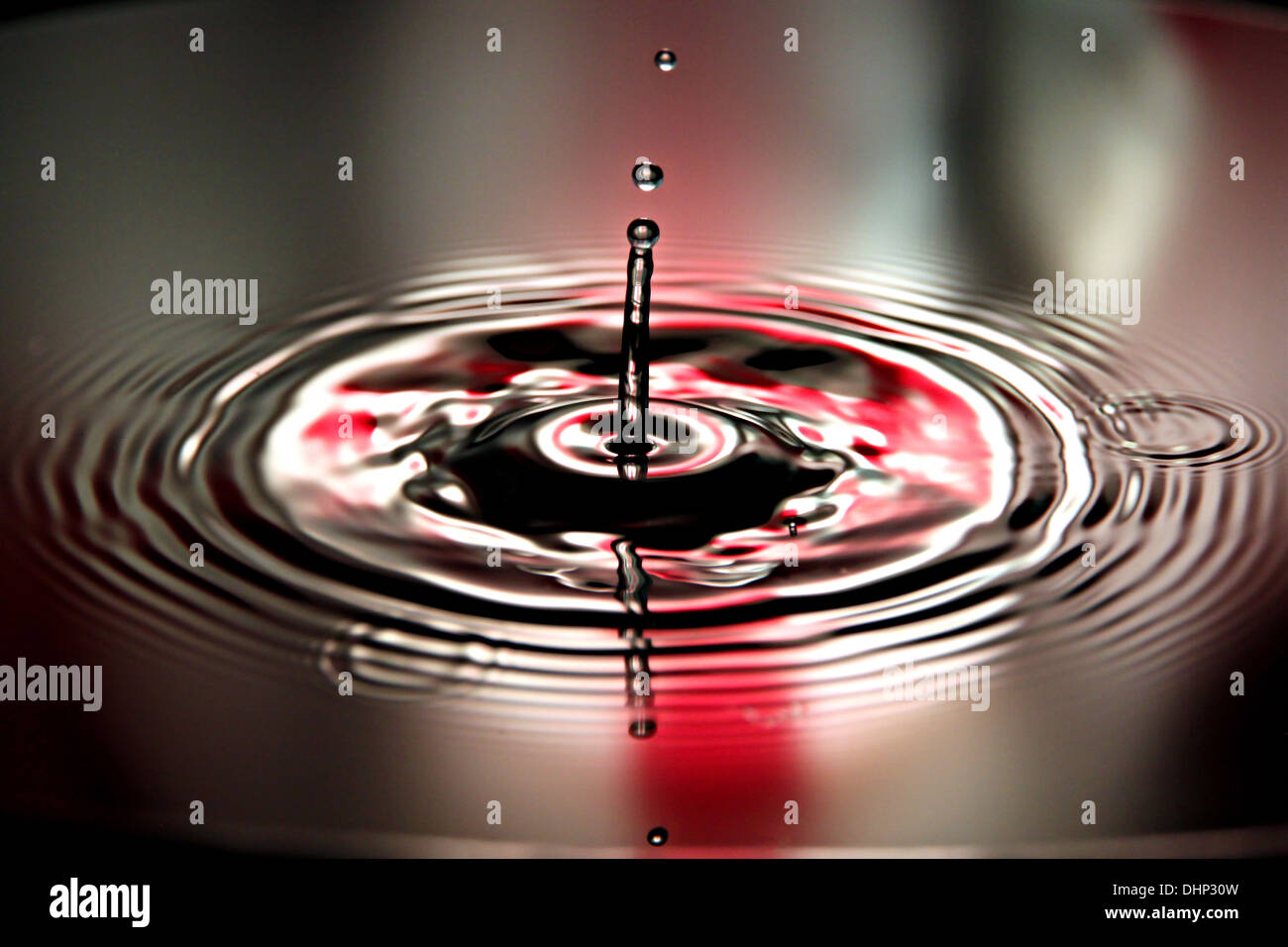 Closeup Wassertropfen Bildern rot Hintergrund der einer schönen Form im Becken. Stockfoto