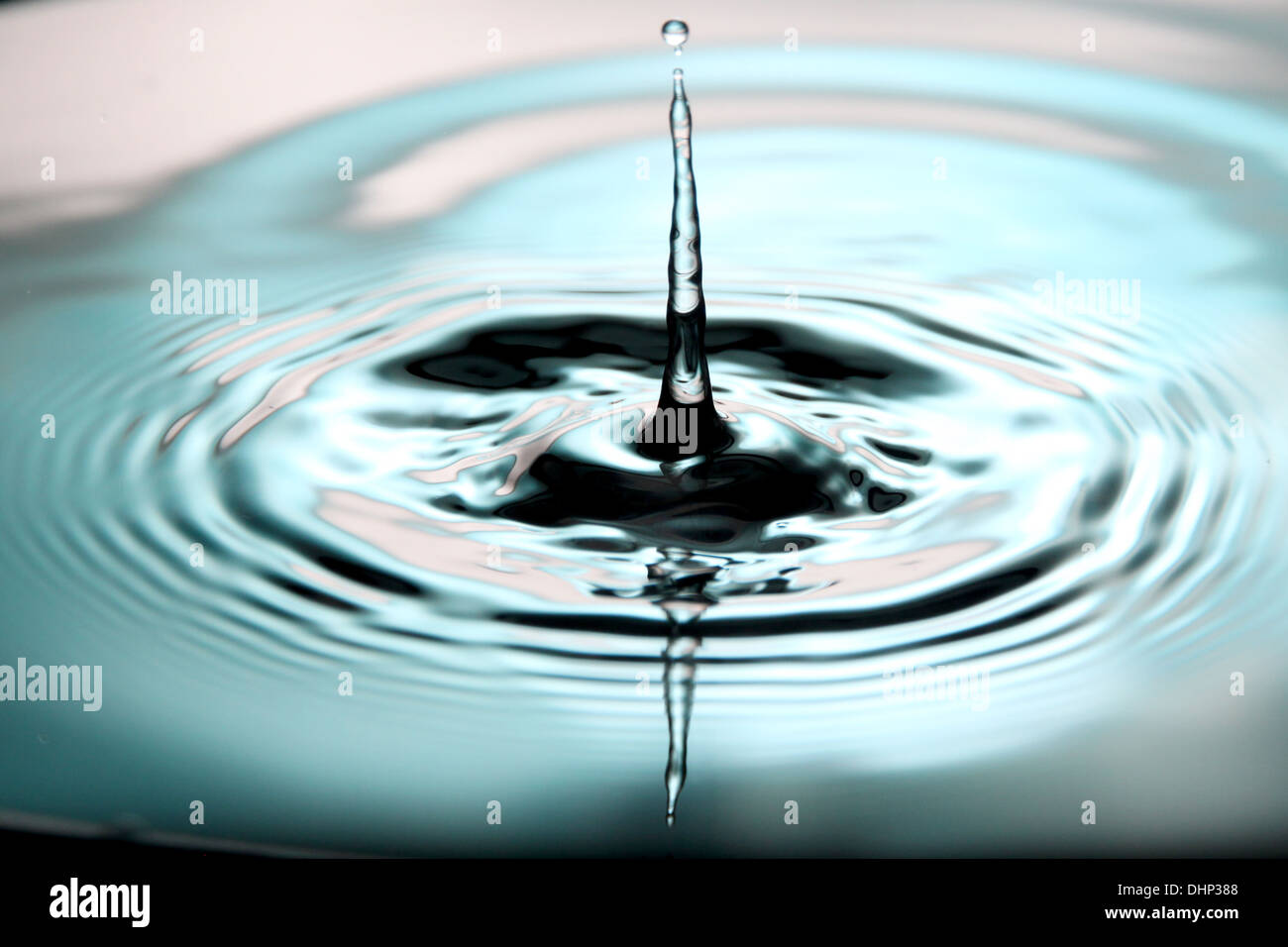 Closeup Bildern blauen Wassertropfen Hintergrund der einer schönen Form im Becken. Stockfoto