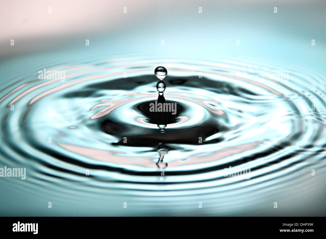 Closeup Wassertropfen Bildern blauen Hintergrund der einer schönen Form im Becken. Stockfoto