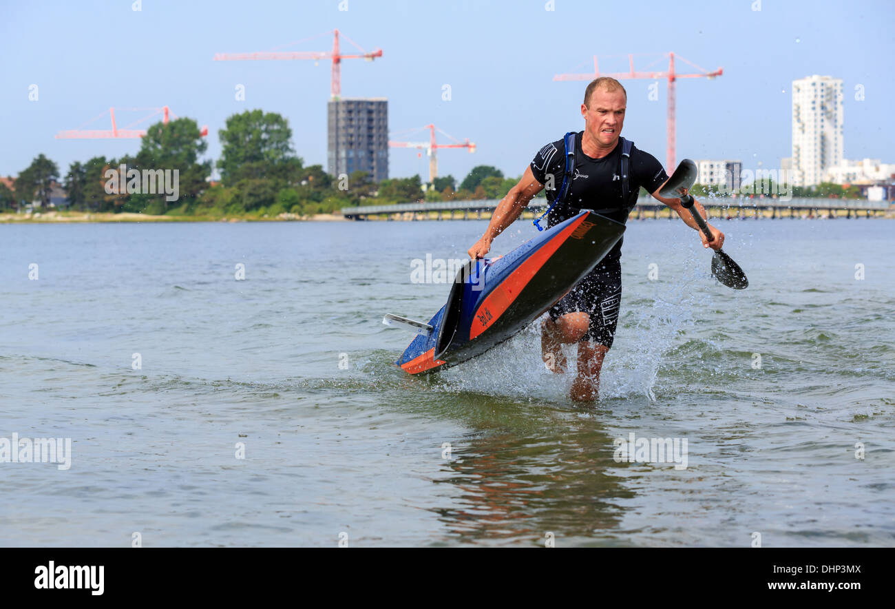 Ein Paddler mit einem Kajak, Kopenhagen Beach Marathon für Kajak und Kanu, Kopenhagen, Dänemark Stockfoto