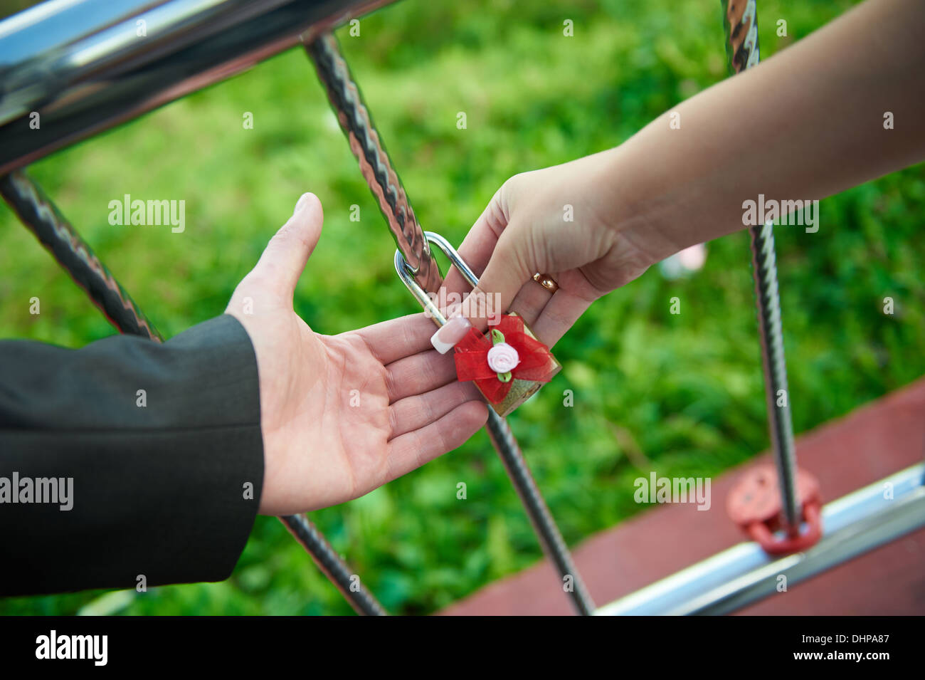 Die Braut und Bräutigam halten zusammen ihre Allianz l Stockfoto