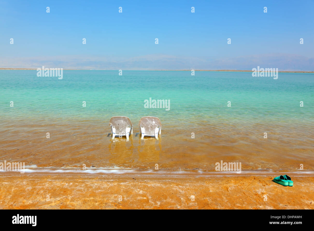 Weißen Strand Sessel und Hausschuhe Stockfoto