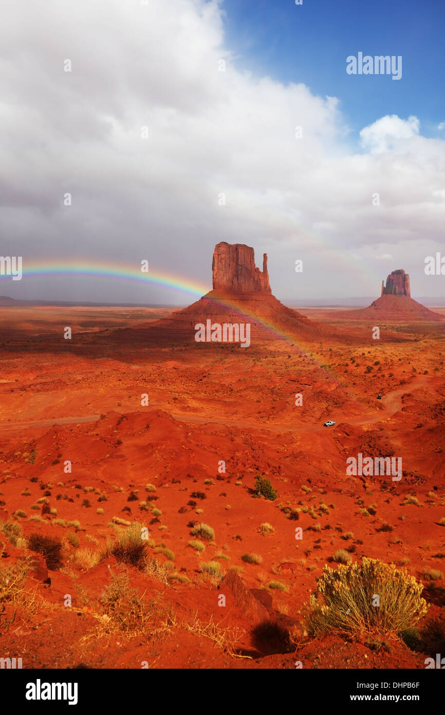 Berühmte Handschuhe und einen Regenbogen in den Himmel Stockfoto