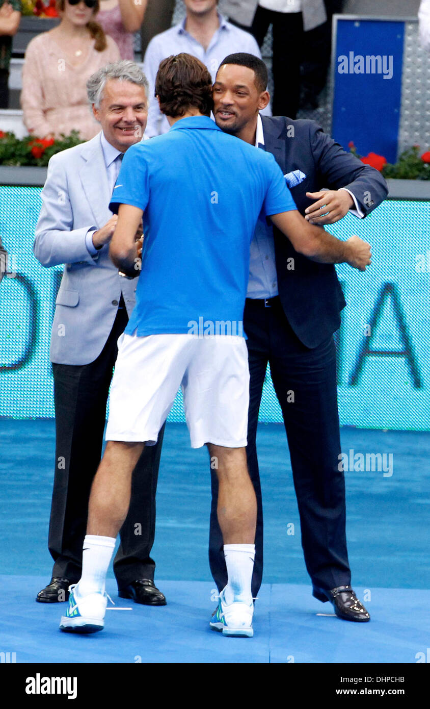 Will Smith und Roger Federer Roger Federer erhält seine Trophäe nach dem  Sieg des Endspiels der Madrid Masters gegen den Tschechen Tomas Berdych ein  bei der Magic Box (Caja Magica) Sport Komplex