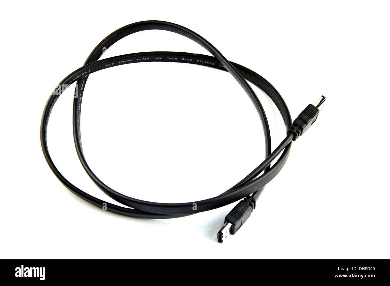 Schwarzes Kabel SATA verwendet, um den Computer auf weißem Hintergrund zu verbinden. Stockfoto