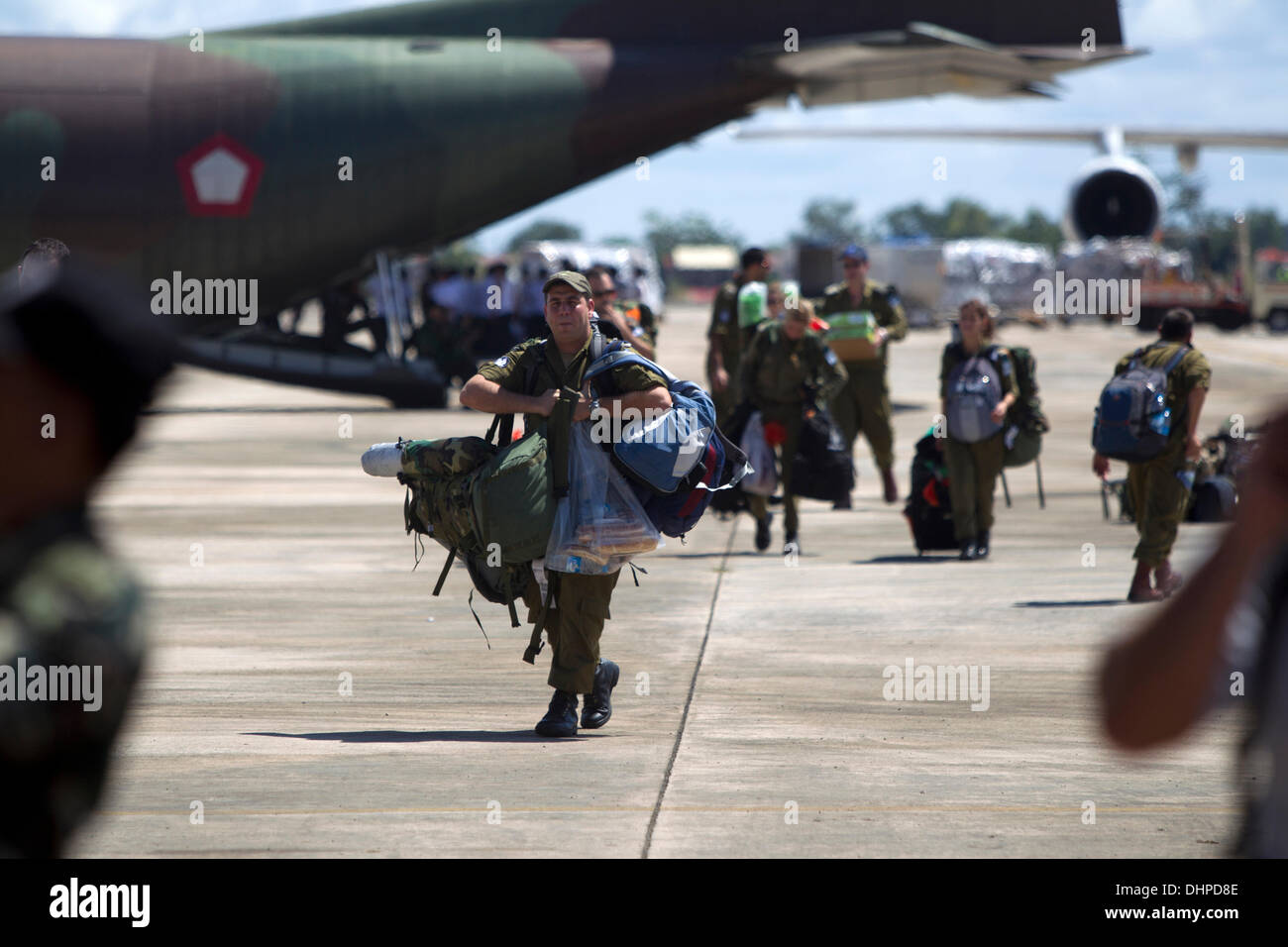 Cebu City, Philippinen. 14. November 2013. Ein Spezialist 150 starke Ärzteteam der IDF (Israeli Defence Force) landet am internationalen Flughafen Mactan, Cebu City nach einem zwölfstündigen Flug Frome Tel Aviv, Israel. Rund 150 Tonnen von medizinischen Geräten und Maschinen bringen mit sich. Sie fahren nach dem nördlichsten Teil von Cebu. Bildnachweis: imagegallery2/Alamy Live-Nachrichten Stockfoto