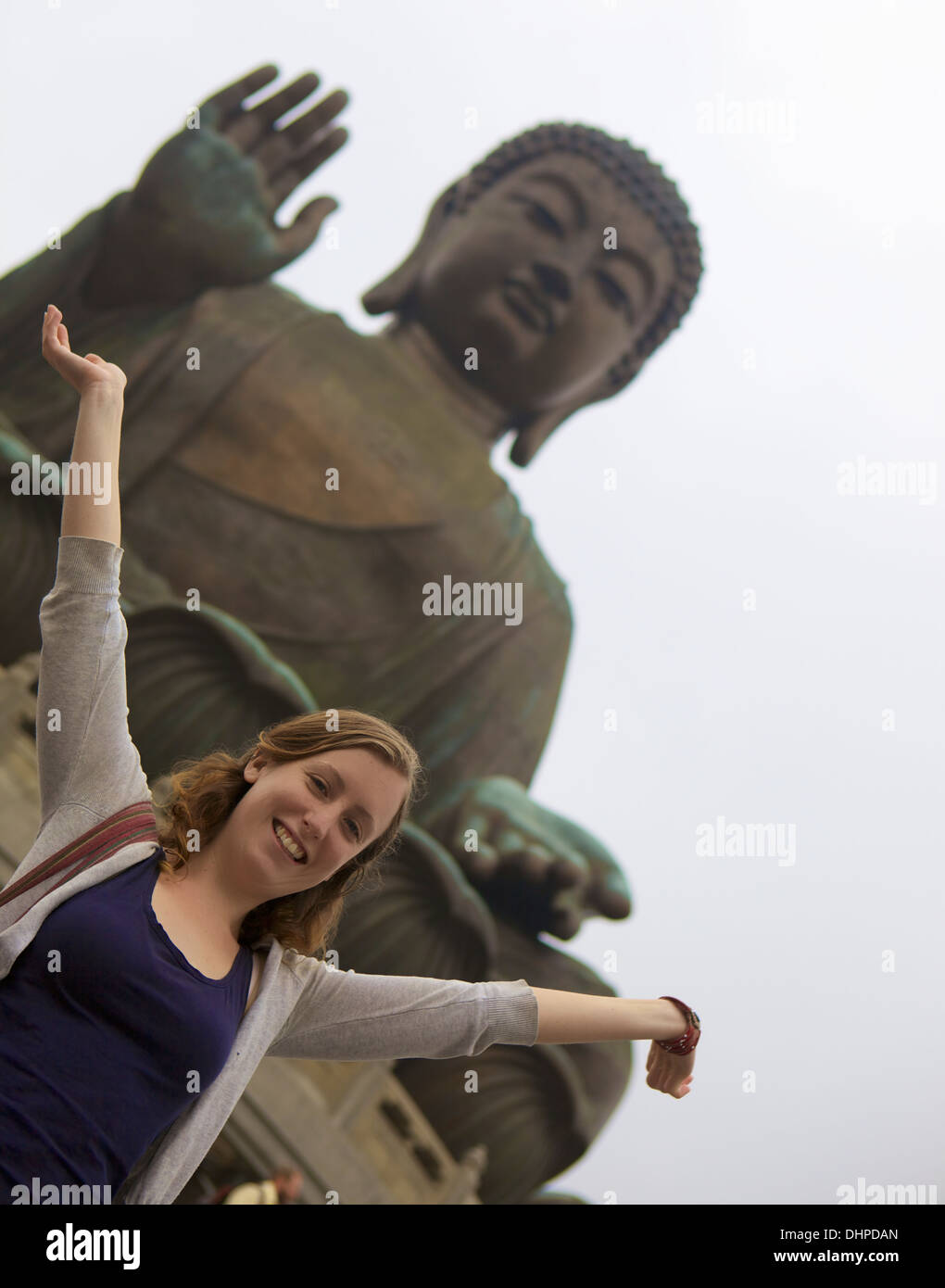 Tourist bei der Big Buddha-Statue am Po Lin Kloster Lantau Hong Kong, China, Asien Stockfoto