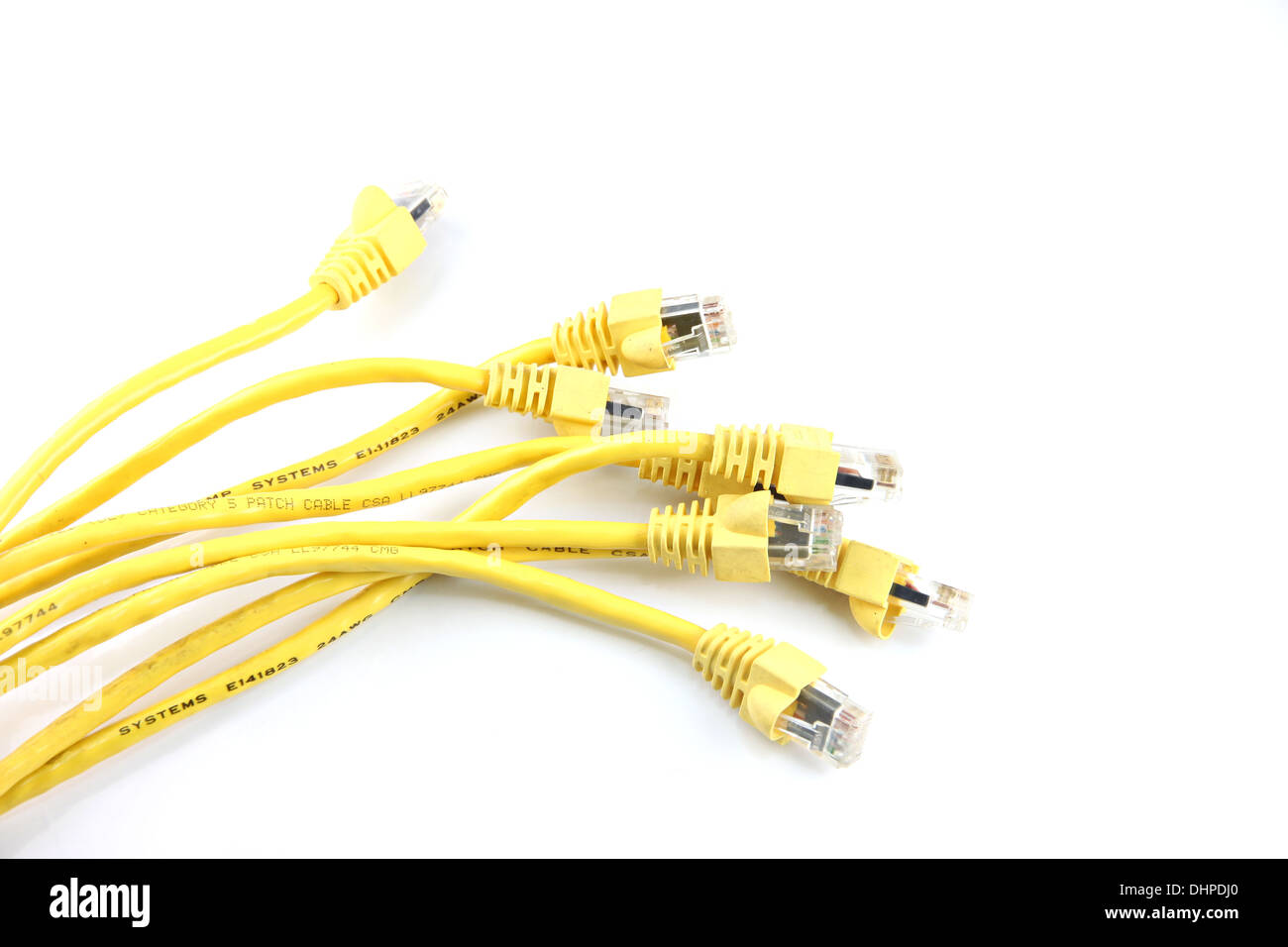 Gelbe LAN-Kabel auf weißem Hintergrund. Stockfoto