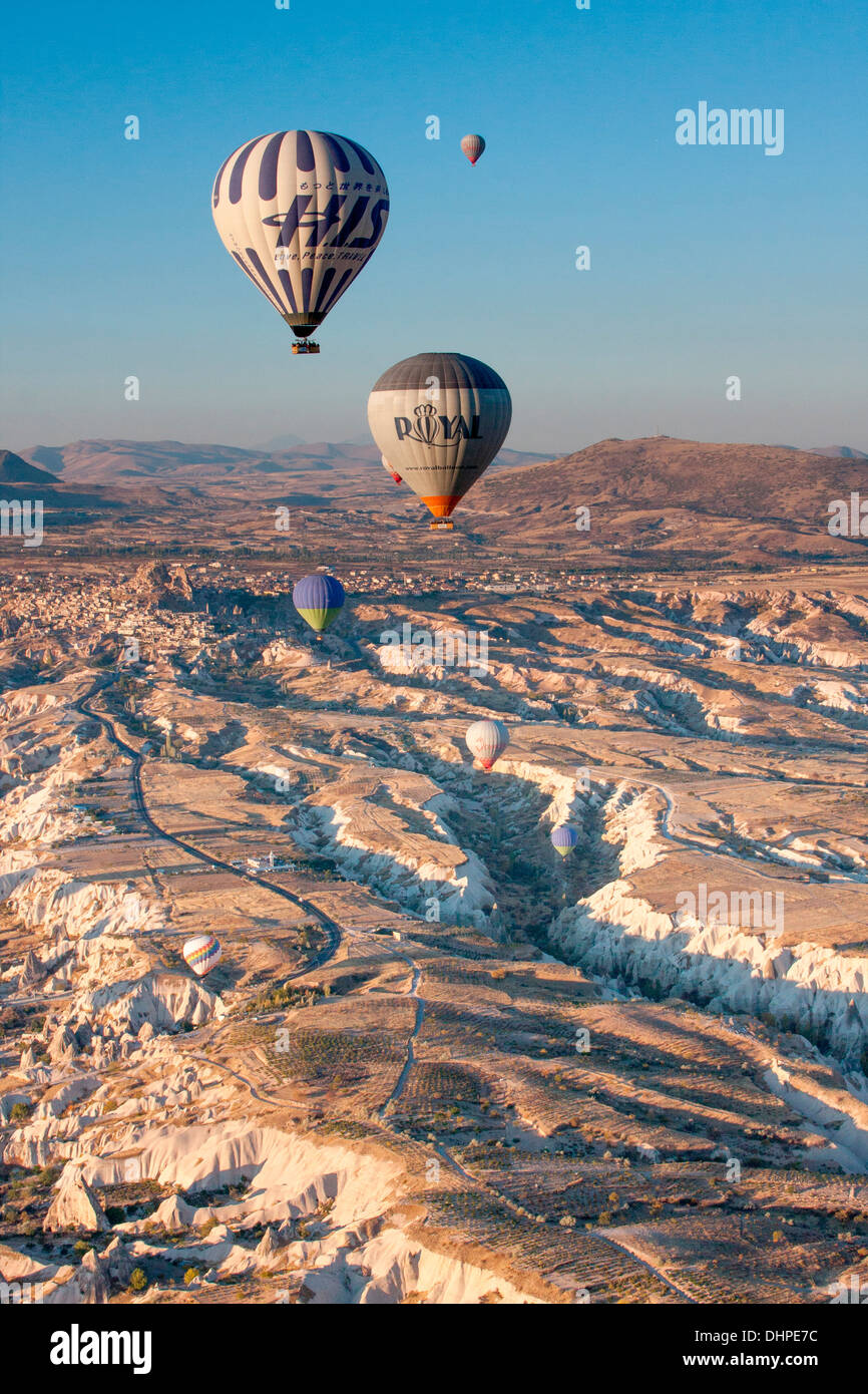 Am frühen Morgen eine Ballonfahrt über Cappadocia in Zentral-Anatolien, Türkei. Stockfoto