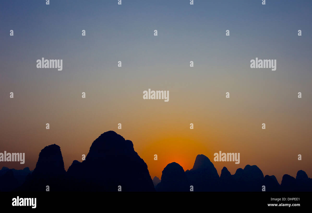 Silhouette von Hügelketten bei Sonnenaufgang, Guilin Hügeln, Xingping, Yangshuo, Provinz Guangxi, China, Asien Stockfoto