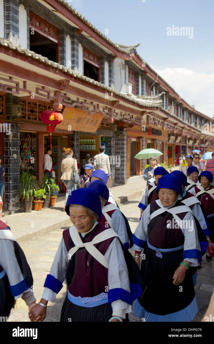 Naxi Minderheit Frauen, Old Town, Lijiang, UNESCO-Weltkulturerbe, Provinz Yunnan, China, Asien Stockfoto