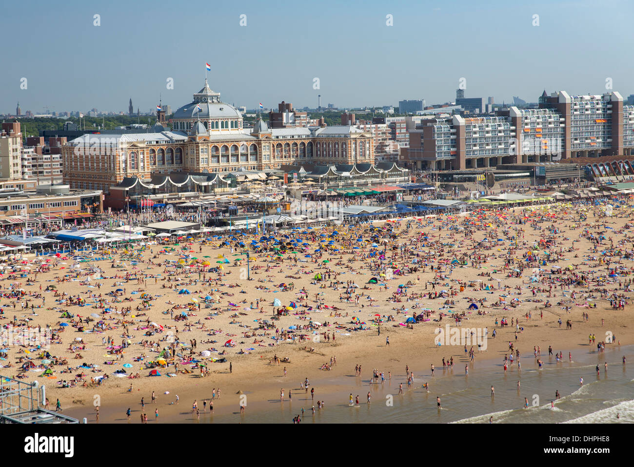 Niederlande, Scheveningen, Bevoelkert Strand, Leute zum Sonnenbaden genießen Meerwasser. Backgr Grand Hotel Amrâth Kurhaus. Luftbild Stockfoto
