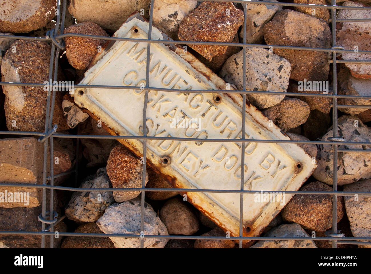Industrielle Blechschild eingekeilt in Bruchsteinmauer in einem Park Sydney, Australien Stockfoto Industrielle Blechschild eingekeilt in Bruchsteinmauer in einem Park Sydney, Australien Stockfoto