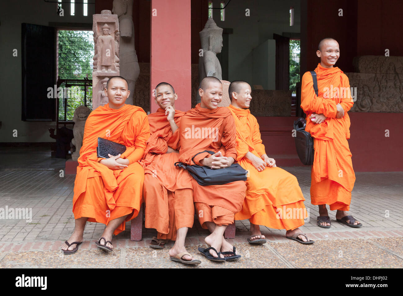 Gruppe von buddhistischen Mönchen im nationalen Museum, Phnom Penh, Kambodscha Stockfoto