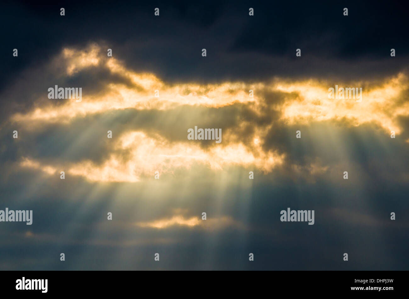 Sonnenlicht bricht aber cloud-bildenden Crepuscular Rays oder Jacobs Leitern. Stockfoto