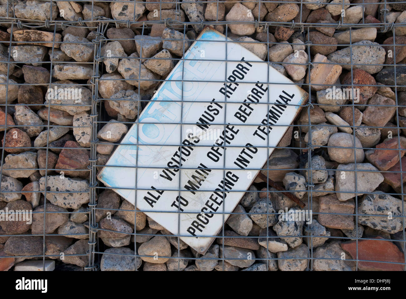 Industrielle Zeichen eingekeilt in Bruchsteinmauer in einem Park Sydney, Australien Stockfoto Industrielle Zeichen eingekeilt in Bruchsteinmauer in einem Park Sydney, Australien Stockfoto