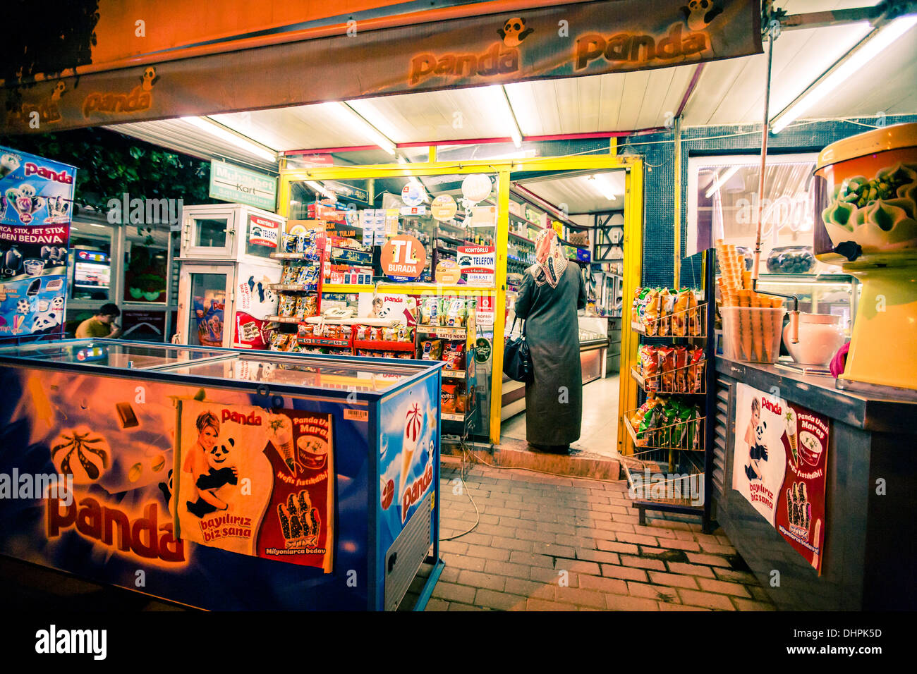 Nächte Schuss von Deli-Ladenzeile in Soma Türkei 2013 Stockfoto