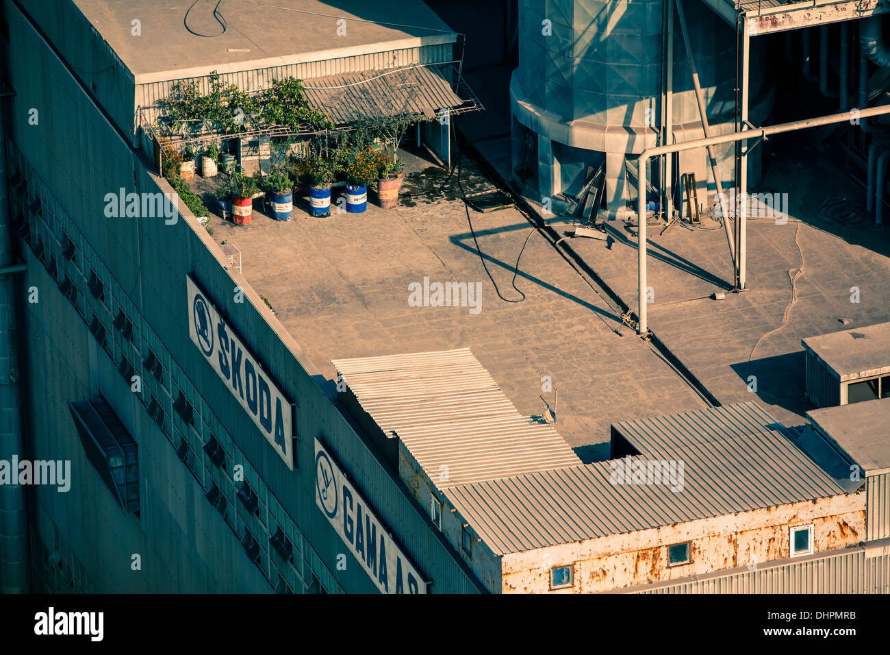 Vogelperspektive auf Dach des Industrial Building mit SKODA und GAMA S.A Zeichen auf der Seite Stockfoto