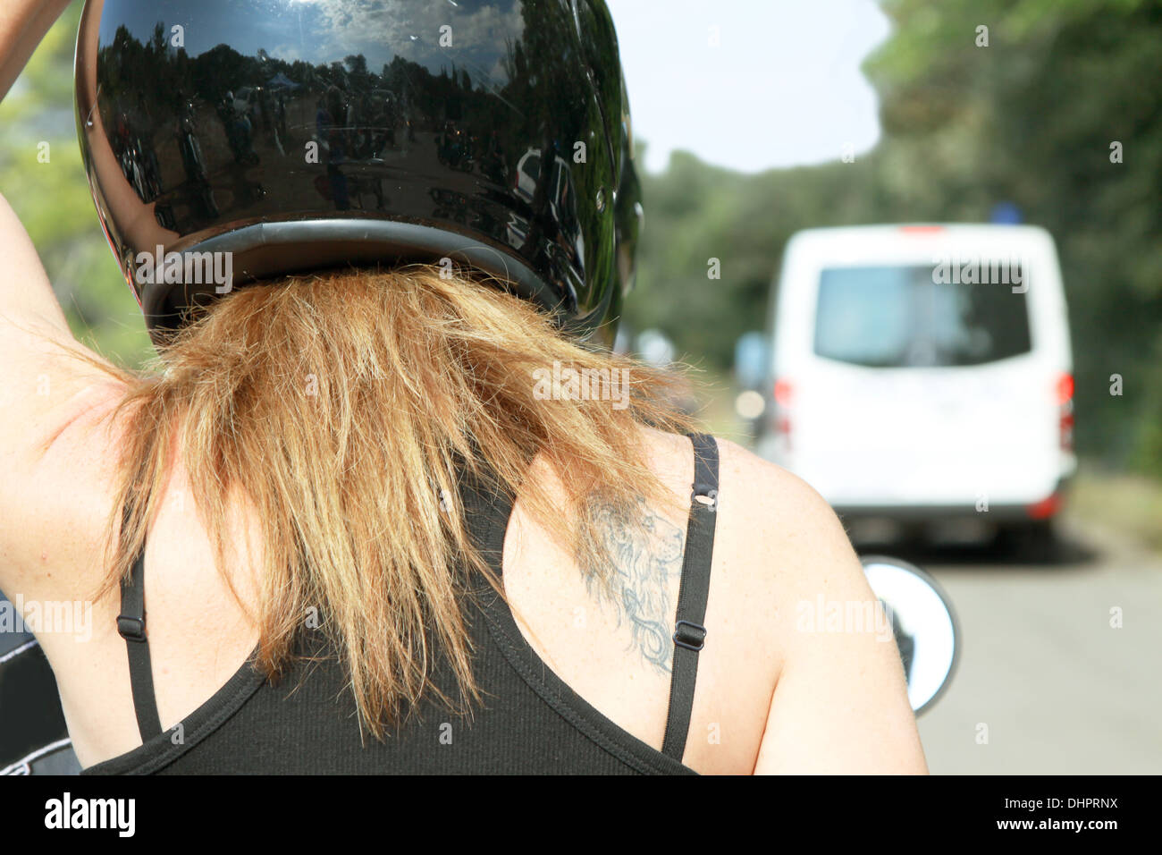 Mädchen auf einem Motorrad mit Löwe tattoo Stockfoto