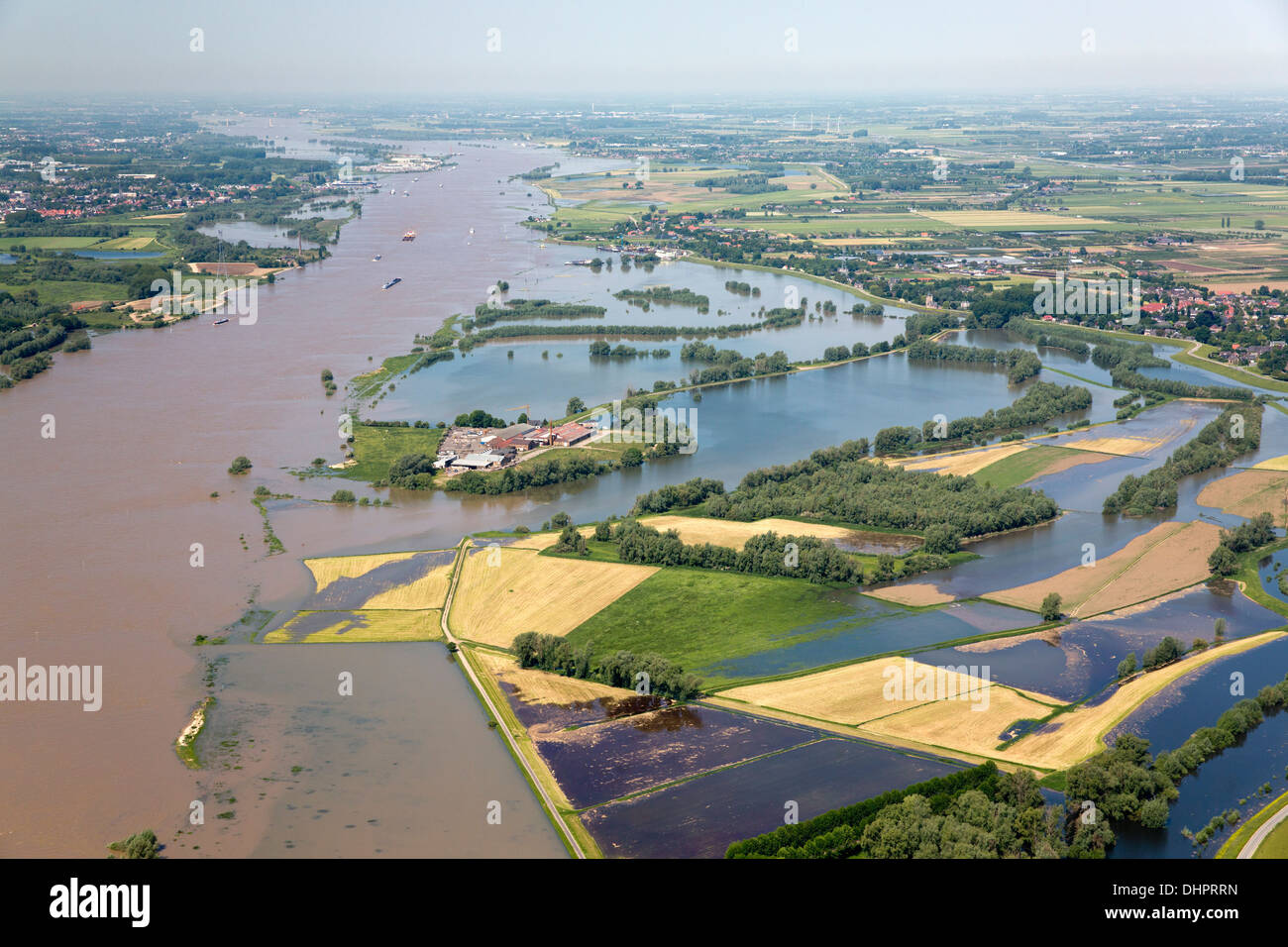 Niederlande, Dodewaard. Fluss Waal. Überschwemmungsgebiete. Überfluteten Land. Bauunternehmen. Luftbild Stockfoto