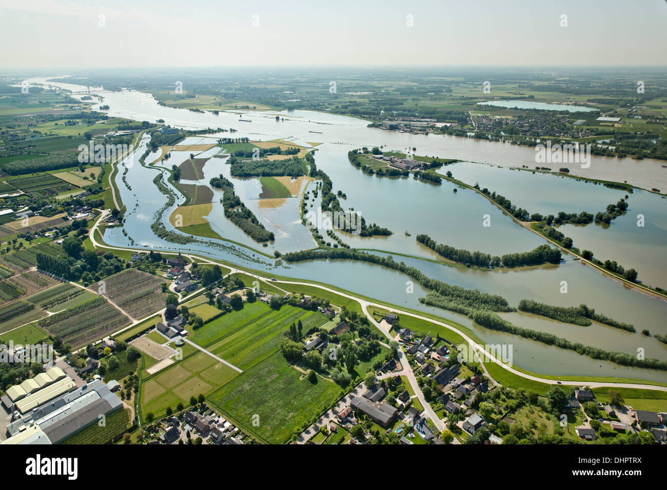 Niederlande, Dodewaard. Fluss Waal. Überfluteten Land und Auen. Luftbild Stockfoto