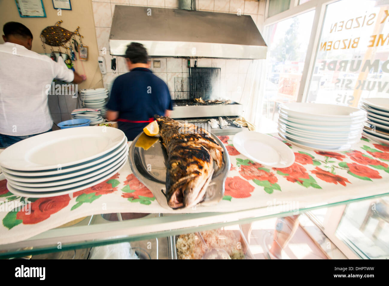 Gegrillter Fisch im lokalen Restaurant Candarli, Türkei 2013 Stockfoto