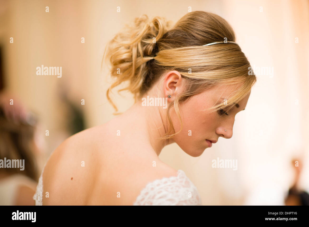 Eine Frau Modellierung von Brautkleidern und Make-up bei einer Hochzeitsmesse Fayre, Nanteos Herrenhaus,, Aberystwyth Wales UK Stockfoto