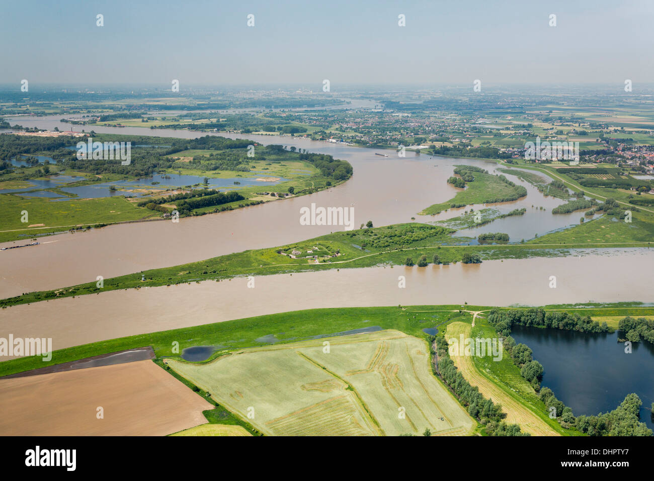 Niederlande, Pannerden. Teilung im Fluss Waal, links, Rhein und Nederrijn Fluss, rechts. Im mittleren Fort Pannerden. Luftbild Stockfoto
