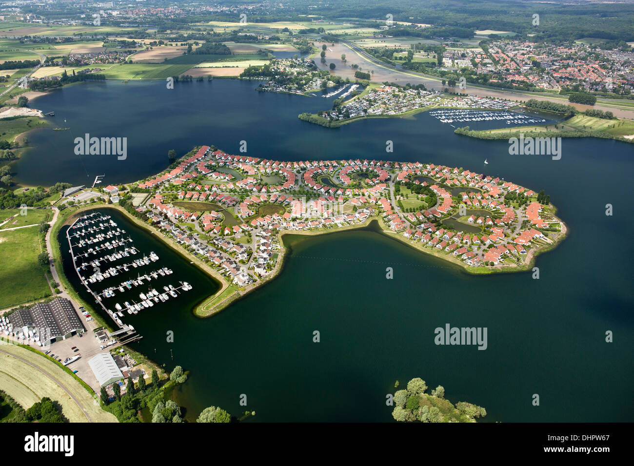 Niederlande, Rheden. Luxuriöser Bungalowpark genannt Riverparc, liegt auf einer Halbinsel in einem künstlich angelegten See. Luftbild Stockfoto