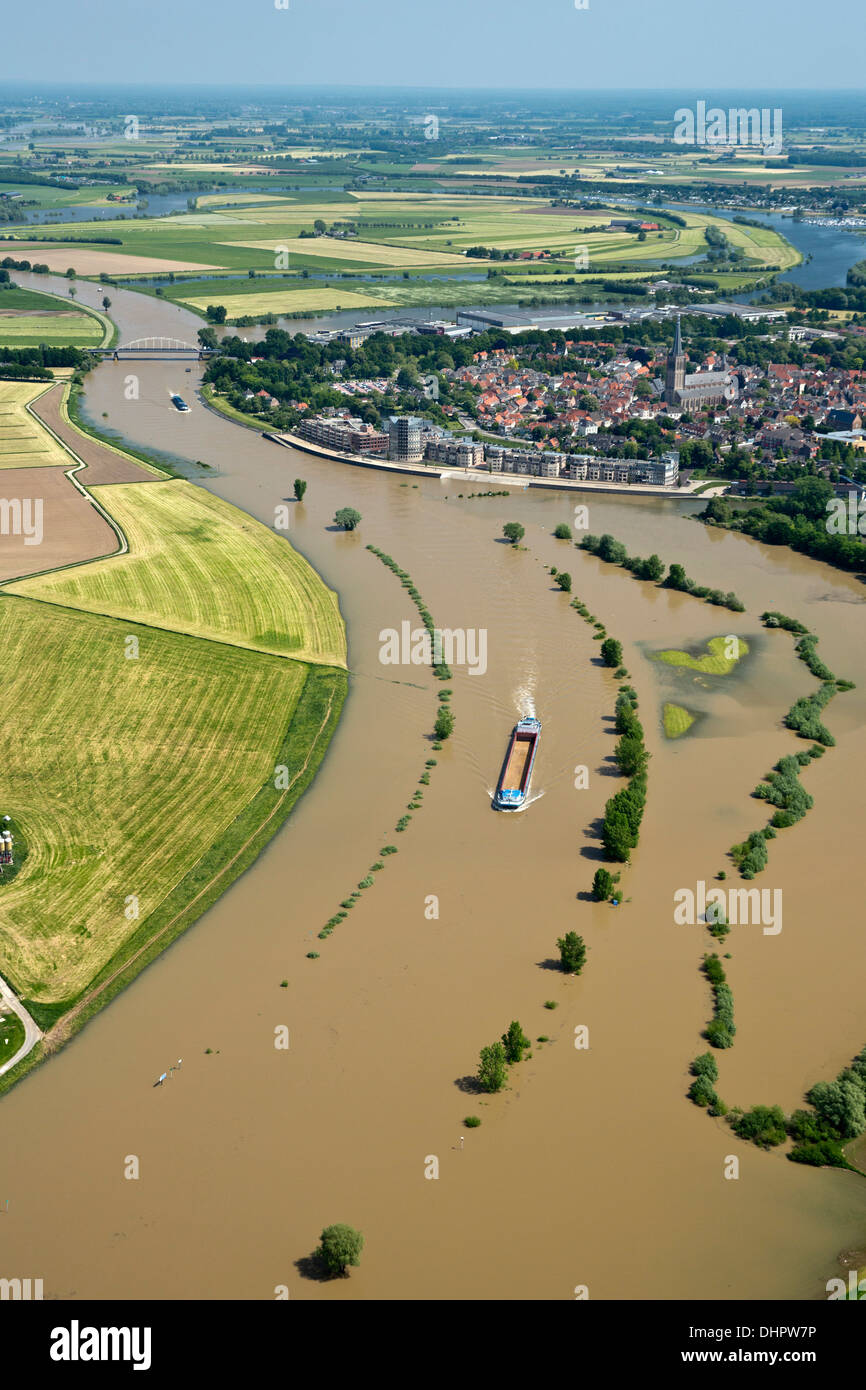 Niederlande, Doesburg. IJssel Fluss. Stadtzentrum entfernt. Überfluteten Land und Auen. Frachtschiff. Luftbild Stockfoto
