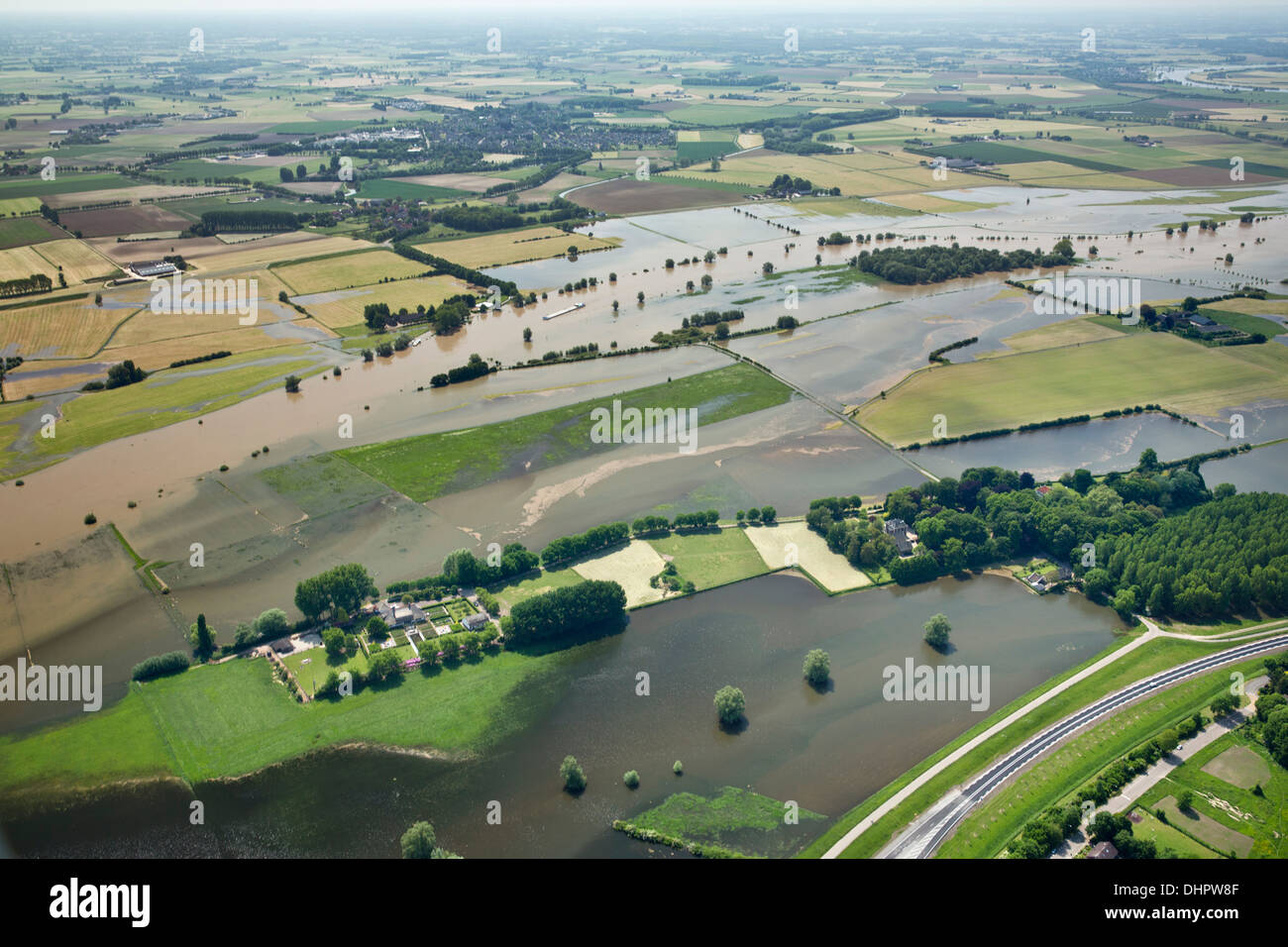 Niederlande, Brummen. IJssel Fluss. Überschwemmungsgebiete. Überfluteten Land. Frachtschiff. Luftbild Stockfoto