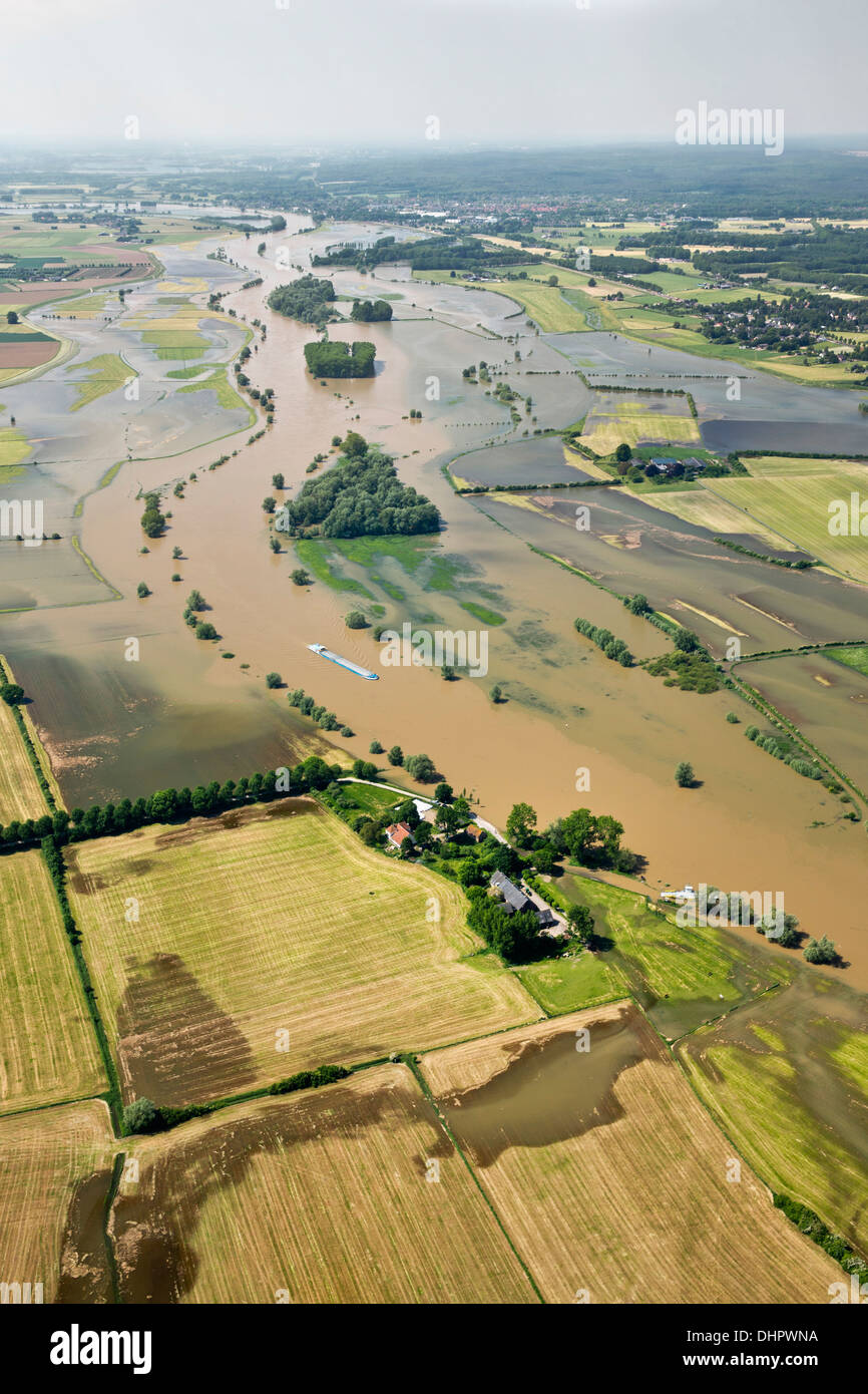 Niederlande, Brummen. IJssel Fluss. Überschwemmungsgebiete. Überfluteten Land. Frachtschiff. Luftbild Stockfoto