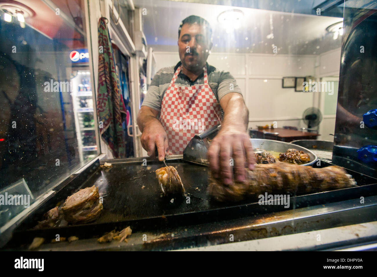 Mann bereitet Kokoreç/Döner.  Soma, Türkei, 2013 Stockfoto