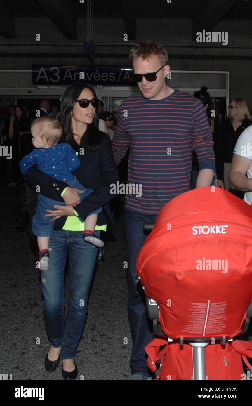 Jennifer Connolly, Ehemann Paul Bettany und Tochter Agnes Bettany Ankunft in Nizza Flughafen Nizza, Frankreich - 17.05.12 Stockfoto