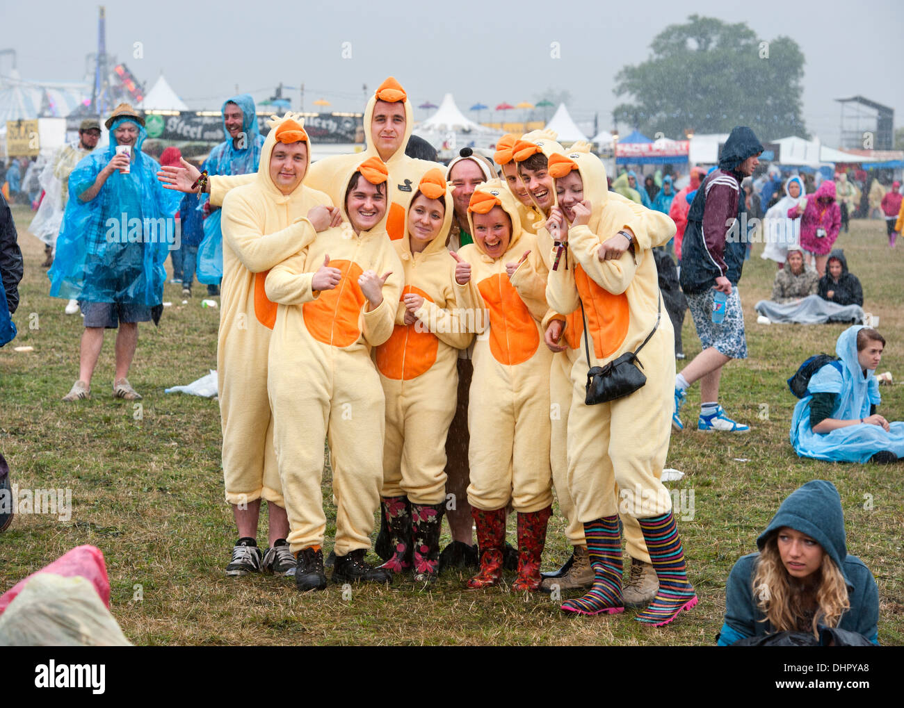 Das Reading Festival - eine Gruppe von Freunden gekleidet wie Hühner das nasse Wetter Aug 2013 trotzen Stockfoto