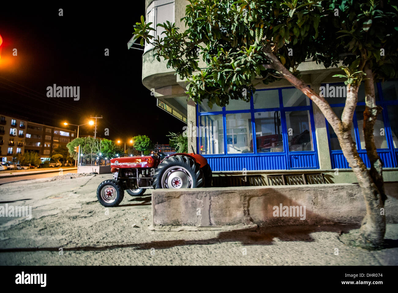 Traktor geparkt vor einem Traktor Händler Ort Soma Türkei 2013 Stockfoto