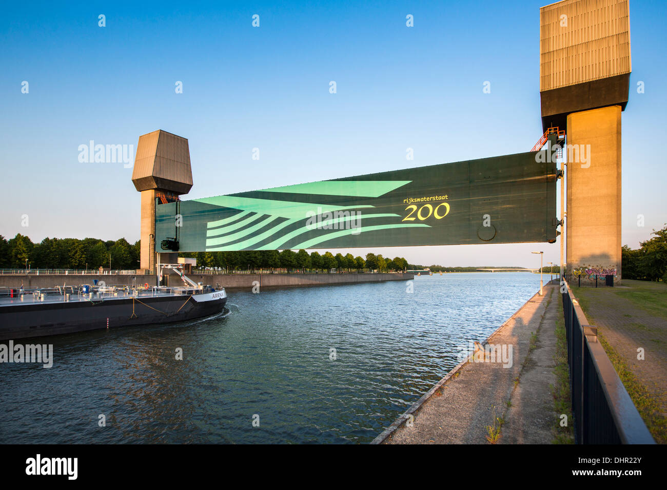 Niederlande, Rijswijk, Canal genannt Amsterdam-Rhein. Schlösser und Weir Komplex namens Prinses Marijke. Frachtschiff vorbei. Stockfoto