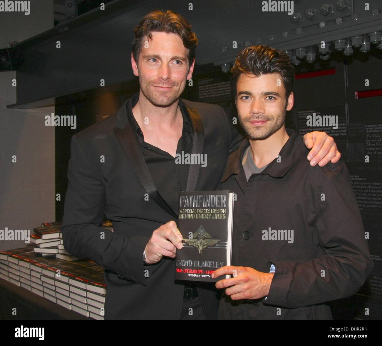 David Blakely und Seb Castang Special Forces Soldaten David Blakely startet sein Buch "Pathfinder" an der Churchill Krieg Zimmer London, England - 17.05.12, Stockfoto