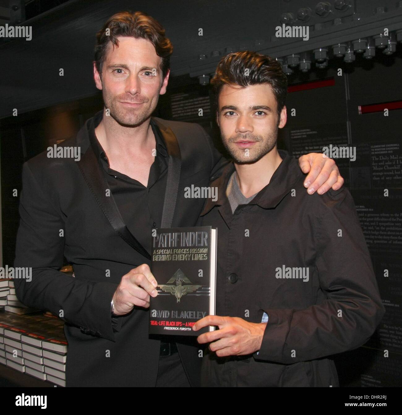 David Blakely und Seb Castang Special Forces Soldaten David Blakely startet sein Buch "Pathfinder" an der Churchill Krieg Zimmer London, England - 17.05.12, Stockfoto